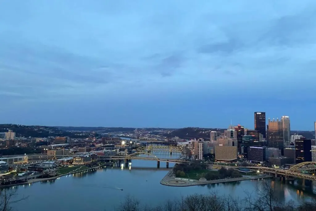 2 Bedroom - Off Street Parking - Amazing View Nearby Pittsburgh 0*,