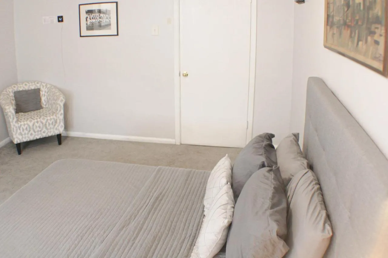 2 Bedroom - Off Street Parking - Amazing View Nearby Pittsburgh Apartment