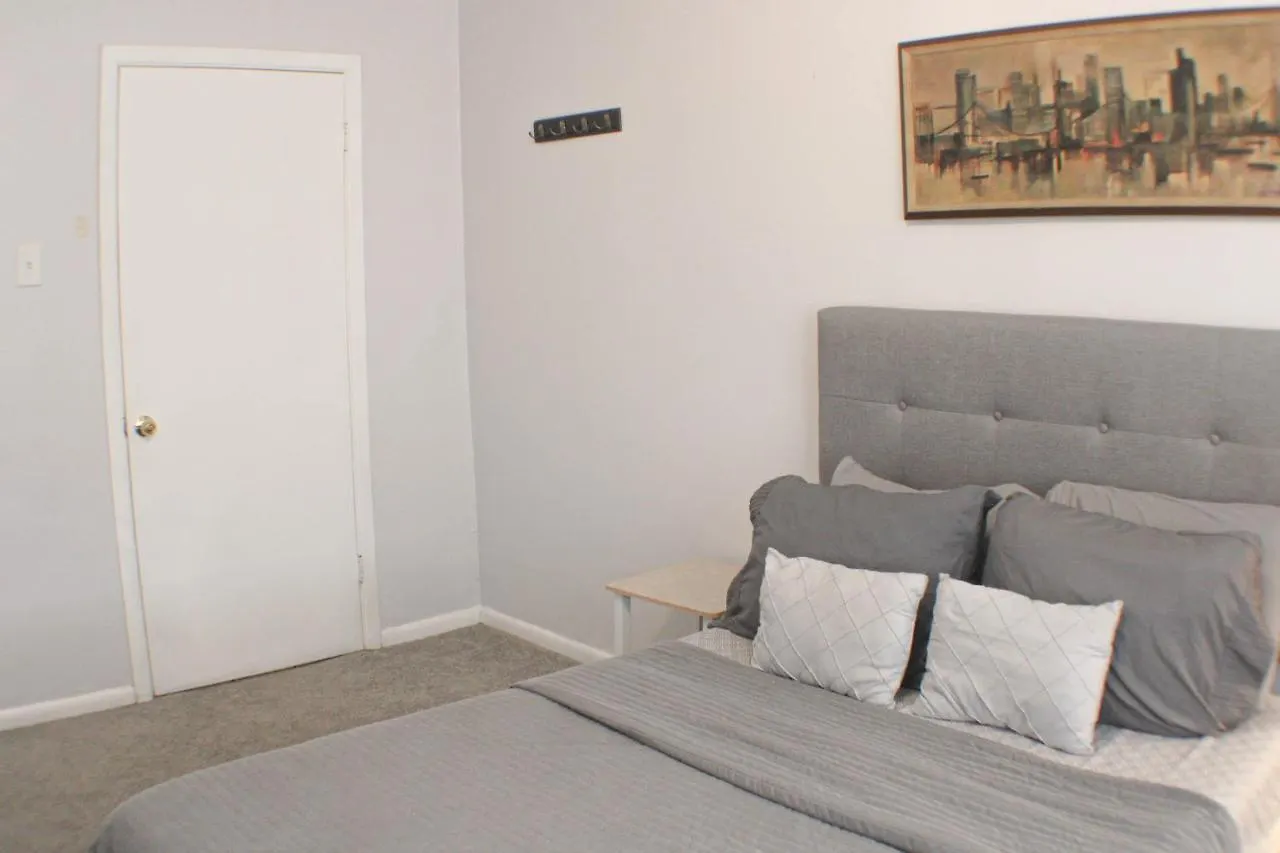 2 Bedroom - Off Street Parking - Amazing View Nearby Питтсбург США